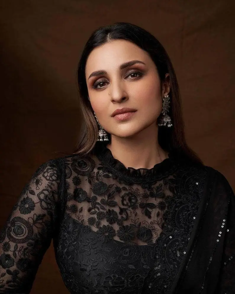 PARINEETI CHOPRA STUNNING LOOKS IN BEAUTIFUL BLACK SAREE BLOUSE 2